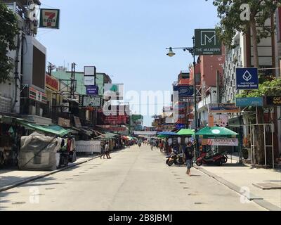 Bangkok, Thailand. März 2020. Einige Touristen und Einheimische besuchen Bangkoks Backpacker District an der Khao San Road. (Zu dpa "off home - Impressionen aus einem berühmten Backpacker-Viertel") Credit: Caroline Bock / dpa / Alamy Live News Stockfoto