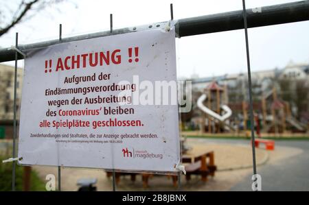 Magdeburg, Deutschland. März 2020. Ein Hinweisschild auf einer Schranke weist darauf hin, dass der Abenteuerspielplatz Hegelstraße in der Altstadt von Magdeburg gesperrt ist. Aufgrund der Eindämmungsverordnung aufgrund der Ausbreitung des Coronavirus (Covid-19) bleiben Spielplätze geschlossen. Credit: Ronny Hartmann / dpa / Alamy Live News Stockfoto