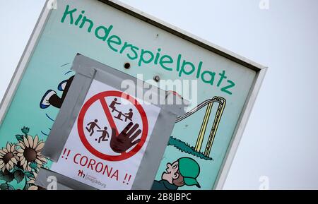 Magdeburg, Deutschland. März 2020. Ein Schild mit der Aufschrift "Corona" weist darauf hin, dass der Spielplatz "Polarstation" im Norden von Magdeburg geschlossen ist. Sachsen-Anhalt schickt an diesem Wochenende mehr Polizisten auf Patrouille, um zu überprüfen, ob die Regeln für die Eindämmung des neuartigen Corona-Virus eingehalten werden. Credit: Ronny Hartmann / dpa / Alamy Live News Stockfoto