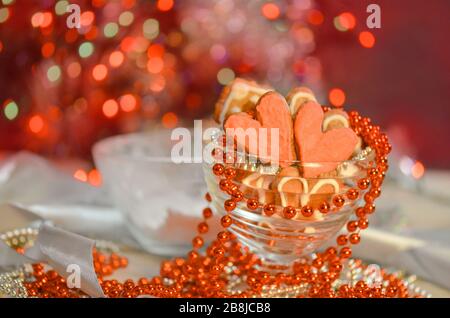 Valentinskarke Herzkekse auf Holztisch. Herzförmige Plätzchen zum Valentinstag. Liebeskonzept. Stockfoto