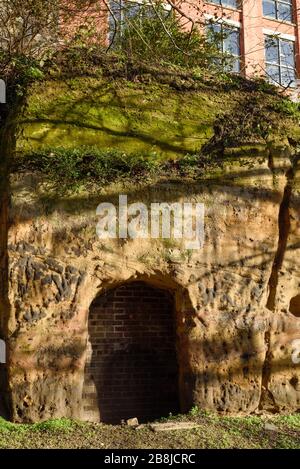 Eingang zu den Höhlen in Nottingham aus Sandstein. Stockfoto