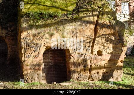 Eingang zu den Höhlen in Nottingham aus Sandstein. Stockfoto