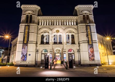 Nachtansicht des Friedenszentrums Nobel im ehemaligen Bahnhof Oslo West in Oslo, Norwegen. Stockfoto