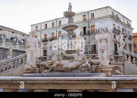 Der Praetorian-Brunnen auf der Piazza Pretoria wird auch als "Platz der Schande" in der Stadt Palermo auf der Insel Sizilien in Süditalien bezeichnet Stockfoto