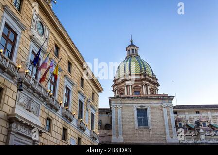 Die Kirche San Giuseppe dei teatini und der Palast der Prätorianer an der Piazza Pretoria werden auch als Platz der Schande in der Stadt Palermo auf der Insel Sizilien in Italien bezeichnet Stockfoto