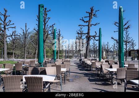 Karlsruhe, Deutschland. März 2020. Freie Plätze, Plätze und Tische in einem Café/Biergarten in der Nähe des Schlosses Karlsruhe GES/Alltag in Karlsruhe während der Coronakrise, 22.03.2020 GES/Alltag während der Coronakrise in Karlsruhe. 22.03.2020 leerstehende Plätze vor einem Café in der Nähe des Karlsruher Schlosses. Weltweite Nutzung Credit: Dpa / Alamy Live News Stockfoto