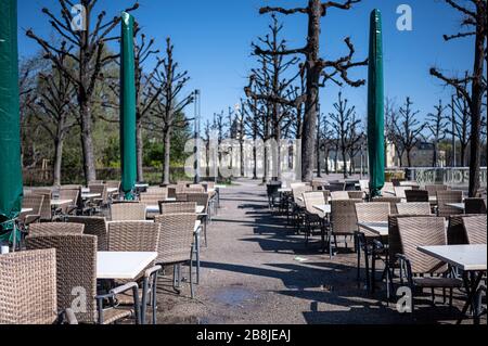 Karlsruhe, Deutschland. März 2020. Freie Plätze, Plätze und Tische in einem Café/Biergarten in der Nähe des Schlosses Karlsruhe GES/Alltag in Karlsruhe während der Coronakrise, 22.03.2020 GES/Alltag während der Coronakrise in Karlsruhe. 22.03.2020 leerstehende Plätze vor einem Café in der Nähe des Karlsruher Schlosses. Weltweite Nutzung Credit: Dpa / Alamy Live News Stockfoto