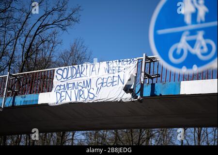 Karlsruhe, Deutschland. März 2020. Ein Banner mit der Aufschrift 'Solidarity ist unsere Waffe, zusammen gegen den Virus!! Hängt an einer Brücke in der Nähe des KSC Wildpark Stadium. GES/Alltag in Karlsruhe während der Coronakrise, 22.03.2020 GES/Alltag während der Coronakrise in Karlsruhe. 22.03.2020 in der Nähe des KSC-Wildparkstadions steht ein Banner auf einer Brücke mit Motivation zur Solidarität gegen das Virus. Weltweite Nutzung Credit: Dpa / Alamy Live News Stockfoto