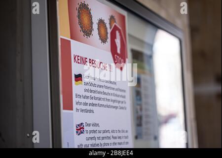 Karlsruhe, Deutschland. März 2020. Besuche verboten. Am Eingang zur Stadtklinik/zum Krankenhaus Karlsruhe steht ein Schild mit der Aufschrift "keine Besuche!!" GES/Alltag in Karlsruhe während der Coronakrise, 22.03.2020 GES/Alltag während der Coronakrise in Karlsruhe. 22.03.2020 EIN Hinweisschild am Eingang des Staedtischen Klinikums in Karlsruhe. "Keine Besuche!!!" Weltweite Nutzung Credit: Dpa / Alamy Live News Stockfoto