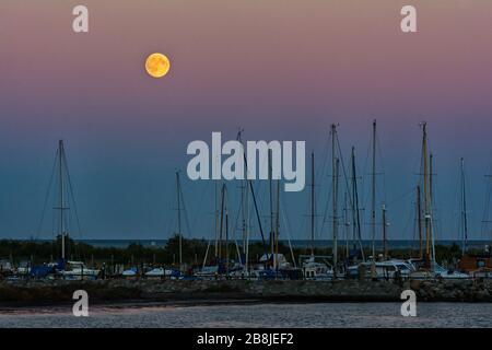 Marina Fehmarnsund auf der Insel Fehmarn in der Ostsee im Mondaufgang Stockfoto