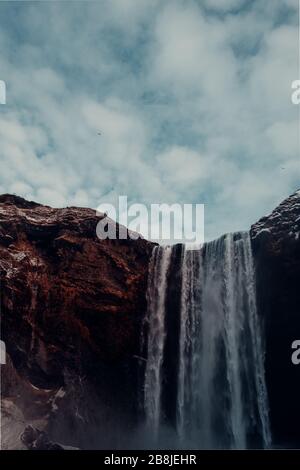 Wasserfall Island Skogafoss von unten. Stockfoto