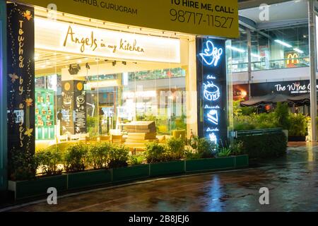 Die warmgelben orangefarbenen Lichter von Engeln in meiner Küchenbäckerei im Cyberhub gurgaon nachts Stockfoto