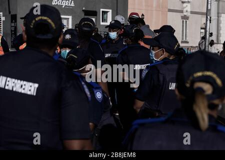 Südafrikas Polizei ergreift Vorkehrungen gegen die globale Coronavirus Pandemie. Ihre Arbeit macht sie zu einer Gruppe mit hohem Risiko, die Krankheit unter Vertrag zu nehmen Stockfoto