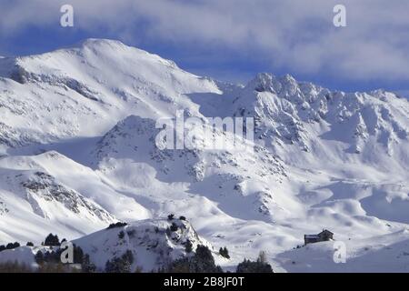 Bivio, idyllisches Bergdorf am Julierpass, Blick auf Piz Grevasalvas. Stockfoto