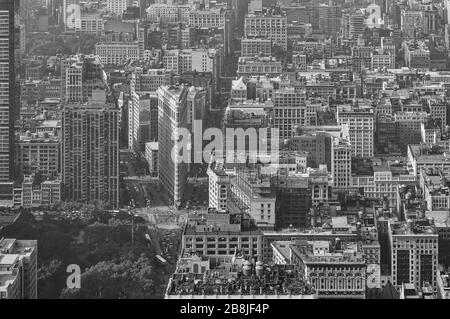 Das beliebte flatiron-mobbing in New York mit der beeindruckenden Aussicht von oben als Schwarz-Weiß-Bild, Stockfoto