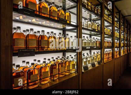 Flaschen Whisky im Museum in der Yamazaki Distillery in Mishima, Osaka, Japan. Stockfoto