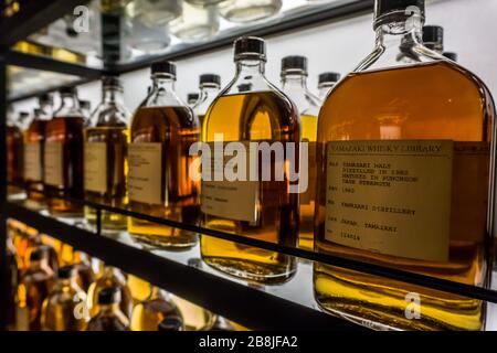 Flaschen Whisky im Museum in der Yamazaki Distillery in Mishima, Osaka, Japan. Stockfoto