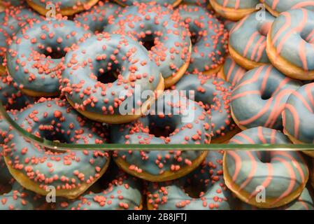 RIGA, LETTLAND. April 2019. Donuts im Supermarkt Maxima. Stockfoto