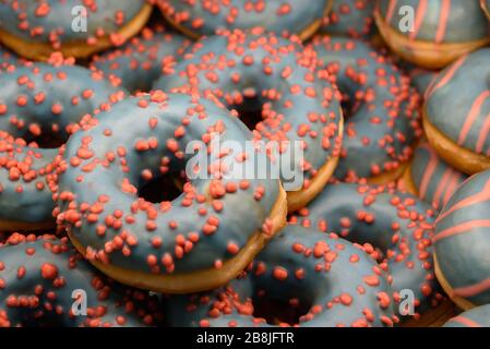 RIGA, LETTLAND. April 2019. Donuts im Supermarkt Maxima. Stockfoto