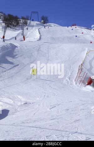 Bivio, idyllisches Bergdorf am Julierpass, Kinderskirennen der Skischule. Stockfoto
