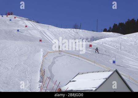 Bivio, idyllisches Bergdorf am Julierpass, Kinderskirennen der Skischule. Stockfoto