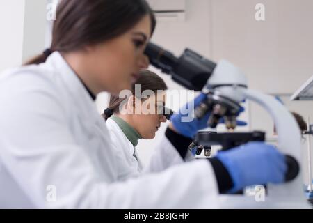 Eine Gruppe von Wissenschaftlern forschen in einem wissenschaftlichen Labor mit fortschrittlicher Technologie. COVID-19. COVID Coronavirus Stockfoto