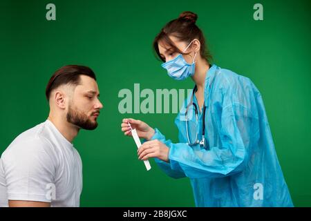Weibliche Ärztin untersucht ihre männliche Patientin. Stockfoto