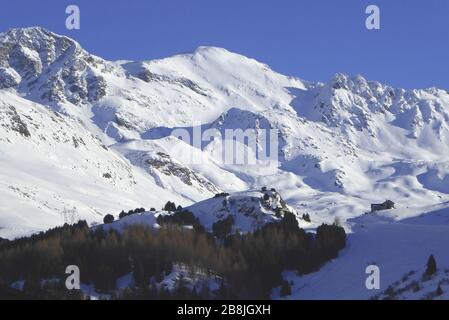 Bivio, idyllisches Bergdorf am Julierpass, Blick auf Piz Grevasalvas. Stockfoto
