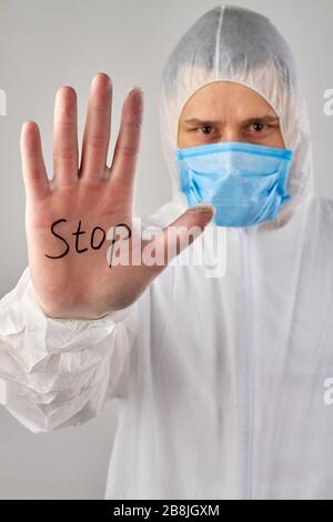 Mediziner zeigen Stopp-Geste mit Stopp-Wort. Stockfoto