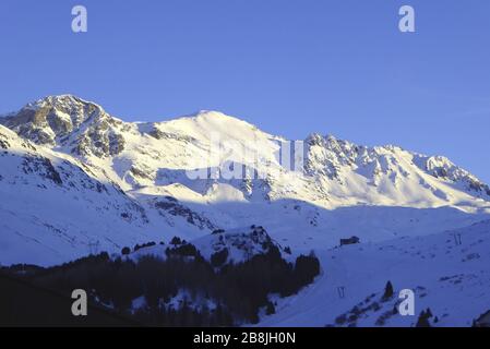 Bivio, idyllisches Bergdorf am Julierpass, Blick auf Piz Grevasalvas. Stockfoto