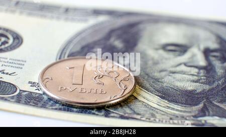 Der Rubel verliert im Zuge der sinkenden Ölpreise gegenüber Dollar und Euro an Wert Stockfoto