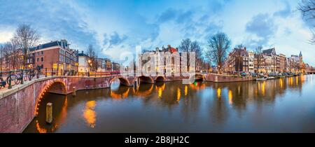 Amsterdam, Niederlande Brücken und Kanäle in der Dämmerung. Stockfoto