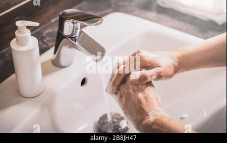 Hände mit Seife und heißem Wasser waschen. Vorbeugungscoronavirus. Corona Virus (Kovid 19) Pandemieschutz durch Händewaschen. Stockfoto