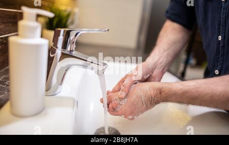 Hände mit Seife und heißem Wasser waschen. Vorbeugungscoronavirus. Corona Virus (Kovid 19) Pandemieschutz durch Händewaschen. Stockfoto