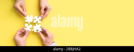 Der Mann und die Frau halten ein Puzzle in der Hand. Geschäftslösungen, Erfolg und Strategiekonzept. Stockfoto