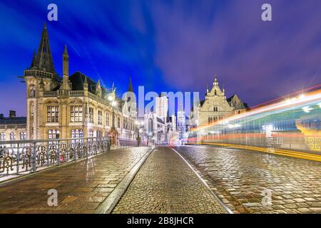 Das Stadtbild der belgischen Altstadt von Gent aus der Graslei ist im Morgengrauen. Stockfoto