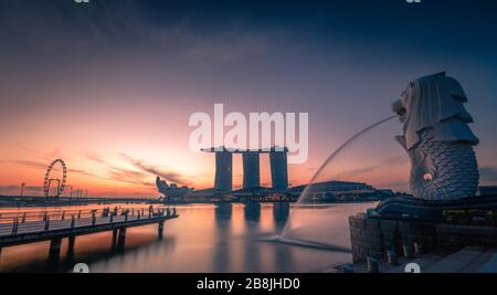 Sonnenaufgang im Merlion Park Stockfoto