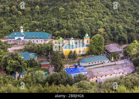 Luftbild mit dem Kloster der Heiligen Dreifaltigkeit Saharna im Dorf Saharna im Bezirk Rezina in Moldawien Stockfoto