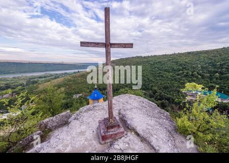 Kreuz und Kapelle auf einem Felsen über dem Kloster der Heiligen Dreifaltigkeit Saharna im Dorf Saharna, Rezina, Moldawien - Transnistrien abtrünniger Staat auf der Rückseite Stockfoto