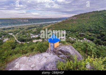 Kapelle auf einem Felsen über dem Kloster der Heiligen Dreifaltigkeit Saharna im Dorf Saharna im Bezirk Rezina in Moldawien - Transnistrien abtrünniger Staat auf der Rückseite Stockfoto