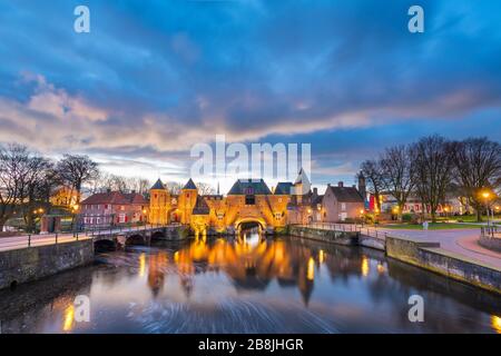 Amersfoort, Niederlande, im historischen Doppelpoort im Morgengrauen. Stockfoto