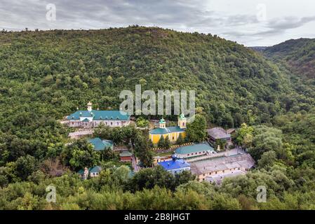 Luftbild mit dem Kloster der Heiligen Dreifaltigkeit Saharna im Dorf Saharna im Bezirk Rezina in Moldawien Stockfoto