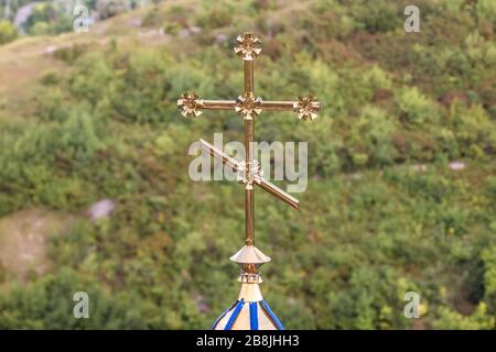 Kreuz der Kapelle auf einem Felsen über dem Kloster der Heiligen Dreifaltigkeit Saharna im Dorf Saharna im Bezirk Rezina in Moldawien Stockfoto