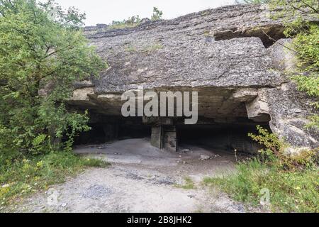 Höhle in der Nähe des Klosters der Heiligen Dreifaltigkeit Saharna im Dorf Saharna im Bezirk Rezina in Moldawien Stockfoto