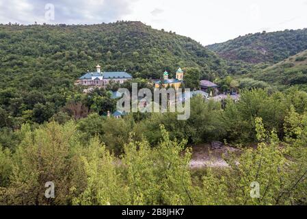 Luftbild mit dem Kloster der Heiligen Dreifaltigkeit Saharna im Dorf Saharna im Bezirk Rezina in Moldawien Stockfoto