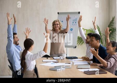 Aufgeregte Kollegen, die sich bei Meetings mit Teambuilding-Aktivitäten beschäftigt haben Stockfoto