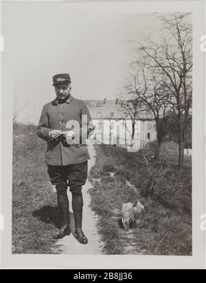 Georges Hugo uniformierter Soldat im ersten Weltkrieg Anonyme. Georges Hugo en unique de soldat Pendant la Première Guerre mondiale. Tirage gélatino-argentique développé. Im Jahre 1515. Paris, Maison de Victor Hugo. Stockfoto