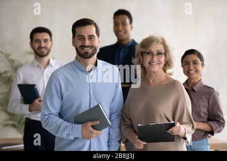 Portrait von lächelnden Kollegen im Büro Stockfoto