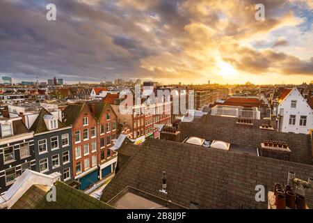 Amsterdam, Niederlande Blick auf das Stadtbild von de Pijp in der Abenddämmerung. Stockfoto