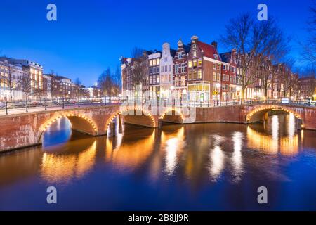 Amsterdam, Niederlande Brücken und Kanäle in der Dämmerung. Stockfoto